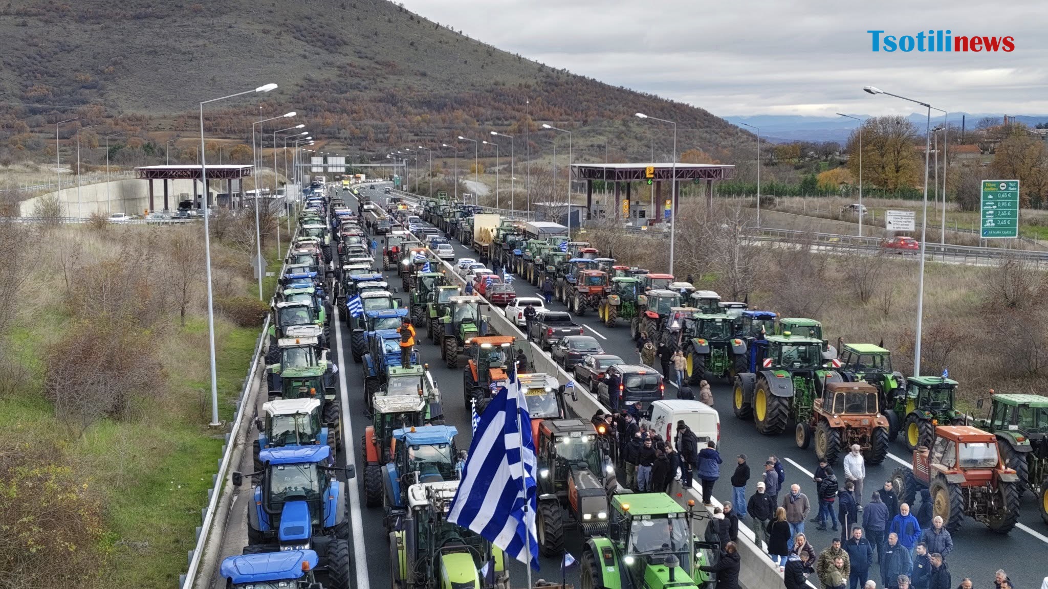 Δυναμική κινητοποίηση αγροτών με εκατοντάδες τρακτέρ στη Δυτική Μακεδονία - Μεγάλο μπλόκο στα διόδια Σιάτιστας