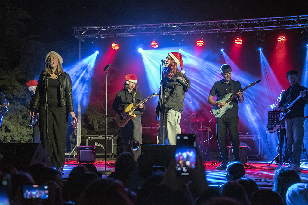 Γεμάτη λάμψη, μουσική και μαγεία η φωταγώγηση του Χριστουγεννιάτικου Δέντρου στη Σιάτιστα