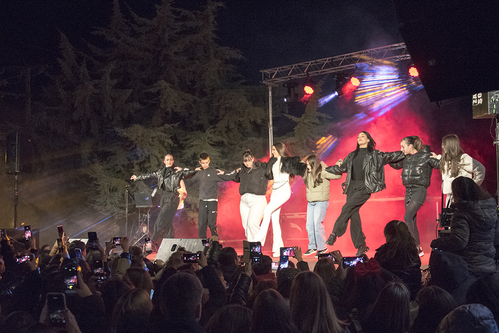 Γεμάτη λάμψη, μουσική και μαγεία η φωταγώγηση του Χριστουγεννιάτικου Δέντρου στη Σιάτιστα