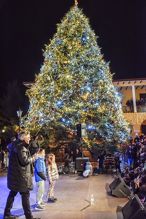 Γεμάτη λάμψη, μουσική και μαγεία η φωταγώγηση του Χριστουγεννιάτικου Δέντρου στη Σιάτιστα