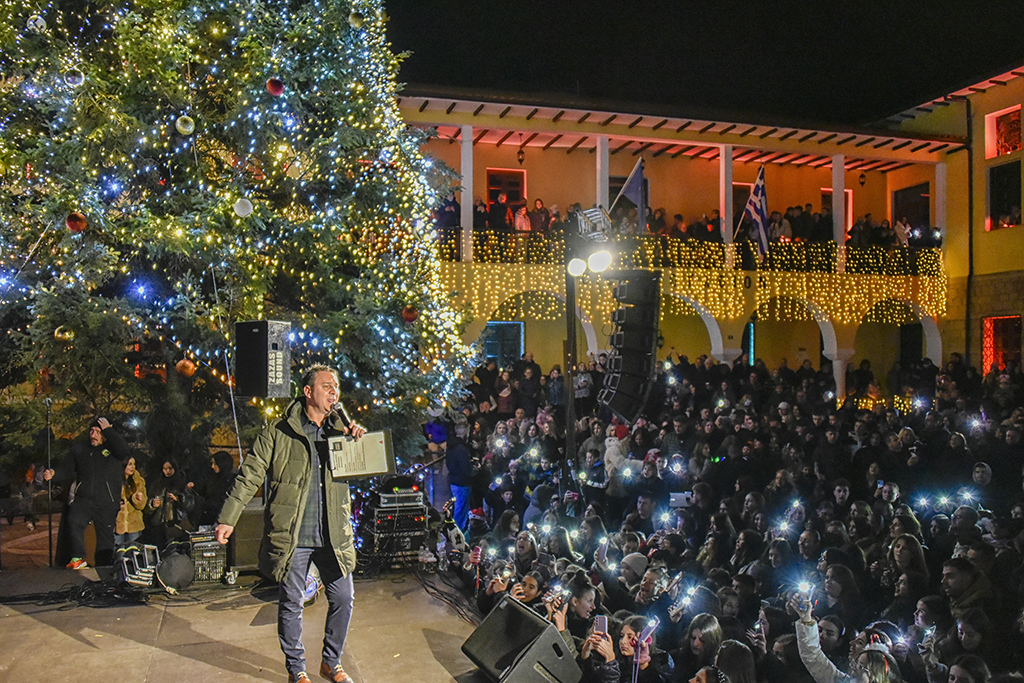 Γεμάτη λάμψη, μουσική και μαγεία η φωταγώγηση του Χριστουγεννιάτικου Δέντρου στη Σιάτιστα