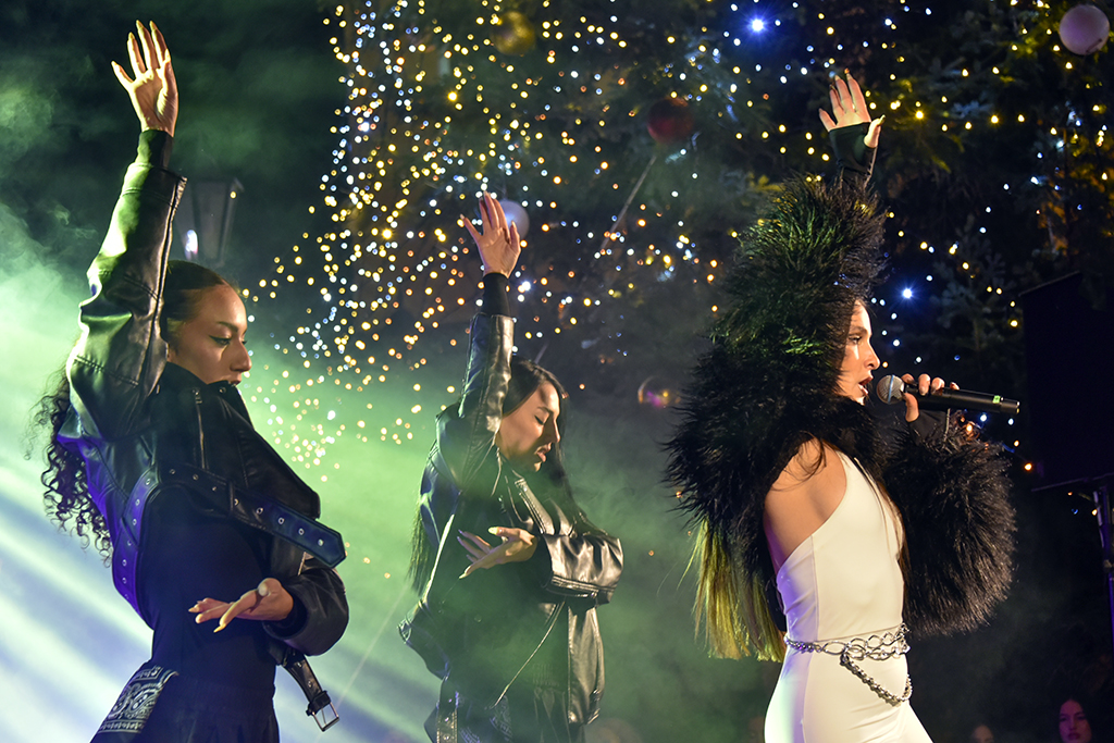 Γεμάτη λάμψη, μουσική και μαγεία η φωταγώγηση του Χριστουγεννιάτικου Δέντρου στη Σιάτιστα