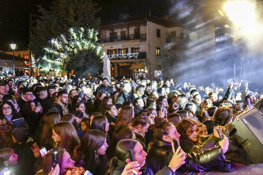 Γεμάτη λάμψη, μουσική και μαγεία η φωταγώγηση του Χριστουγεννιάτικου Δέντρου στη Σιάτιστα
